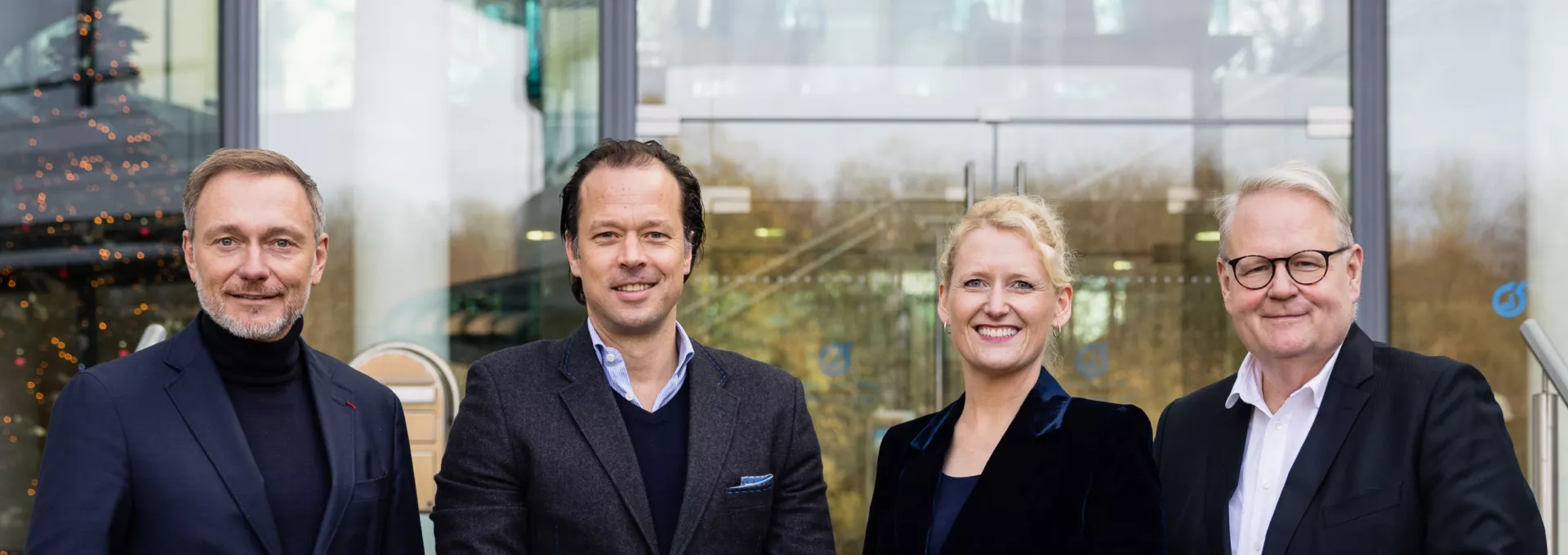 Christian Lindner, Dr. Philipp Niemann, Alexia Spieler und Joachim Rumstadt (v.l.) vor der Hauptverwaltung von Lhoist Germany in Wülfrath