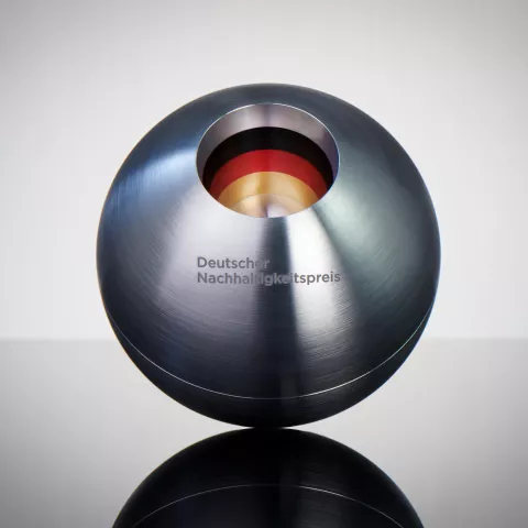 Pressefoto_Deutscher_Nachhaltigkeitspreis_Preisstatuette