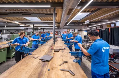 Junge Leute arbeiten in einer Werkstatt
