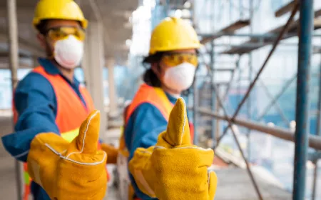 2 people in PPE doing thumbs up