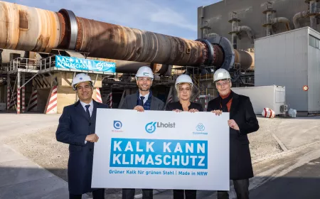 Pressefoto-Le Van, Perterer, Neubaur, Köfler vor dem Lhoist-Kalkwerk Flandersbach