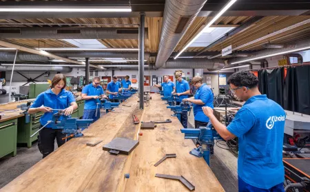 Junge Leute arbeiten in einer Werkstatt